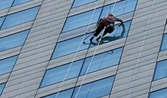 高空保潔的時候，如何刮去多余的水痕呢？