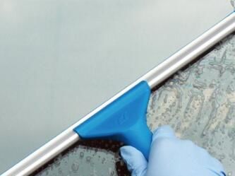 高空進(jìn)行玻璃清潔作業(yè)的時候，要注意什么呢？